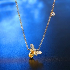 joli collier avec pendentif en forme de petite abeille