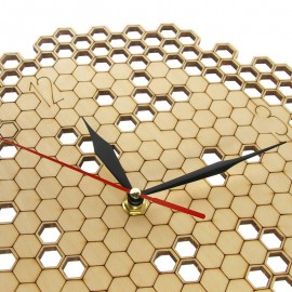 Horloge murale géométrique en bois nid d'abeille vue complète