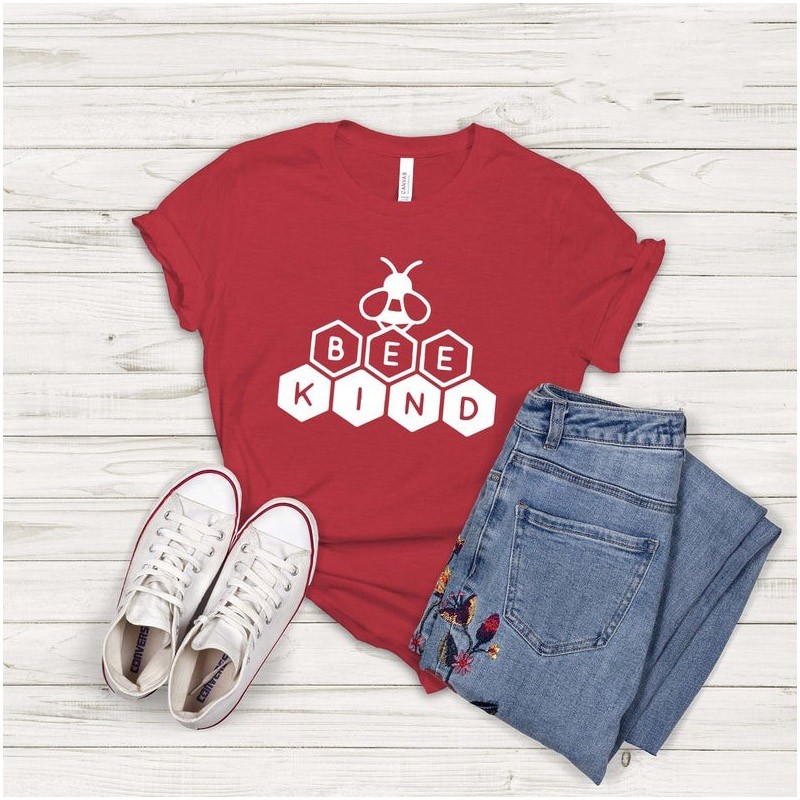 T-shirt Abeille en forme de nid d'abeille Design avec inscription Bee Kind - rouge