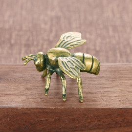 vue dessus Figurine d'abeille en bronze rétro