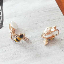 vue complète boucle d'oreille abeille Petite abeille de dessin animé à cliper