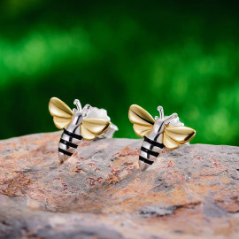 Clous abeilles plaqués argent et pendentif assorti - détail boucle oreille