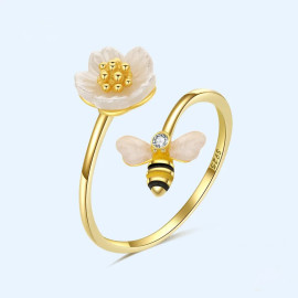 détails Bague ouverte abeille et petite fleur