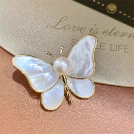 Broche Papillon Blanc avec Perle Vu complète
