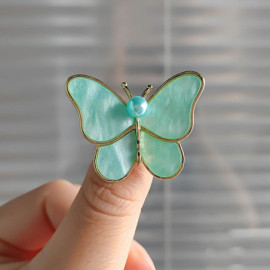 Petite Broche Papillon en Résine avec Perle au Design stylé Couleur Vert