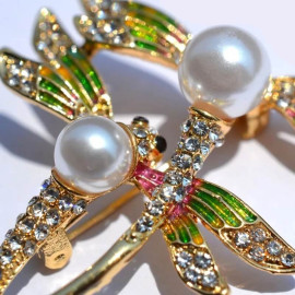 détails Élégante Broche double Libellules en Émail Multicolore avec perles