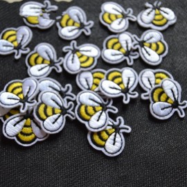 Lot de 10 petits patchs de broderie abeille