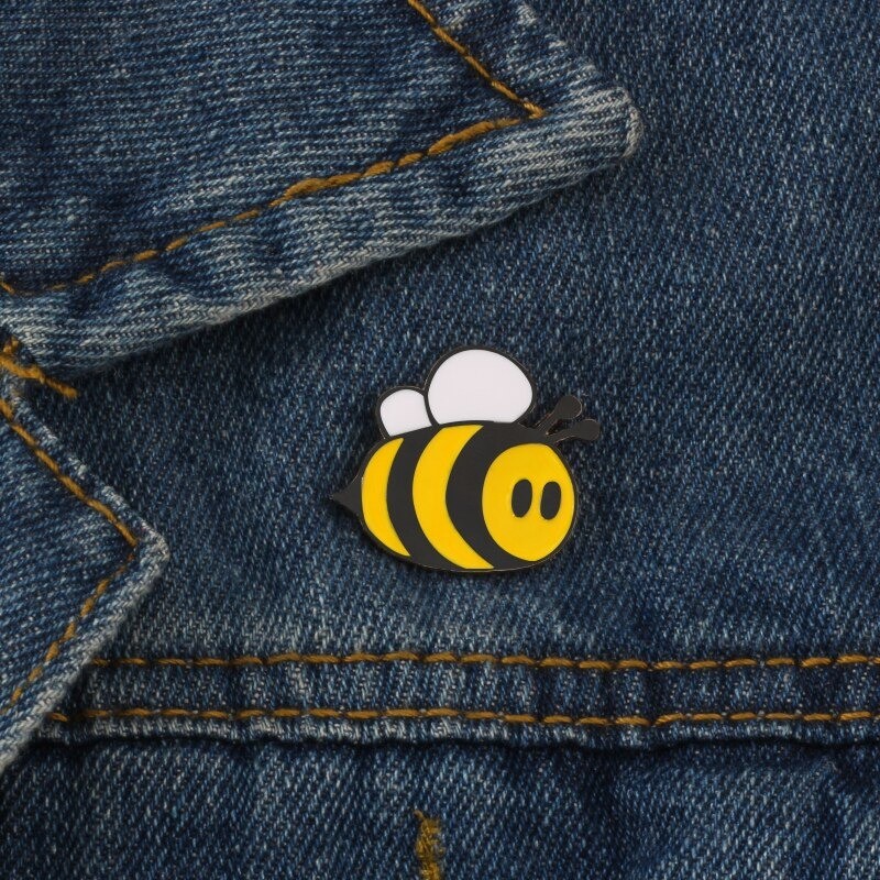 Broche Pin's motif abeille  portée sur veste en jeans